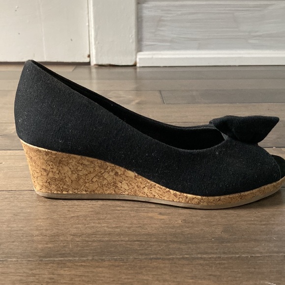 Size 13 kids wedge heels from American Eagle! Very easy for your kids to walk in - Picture 2 of 3